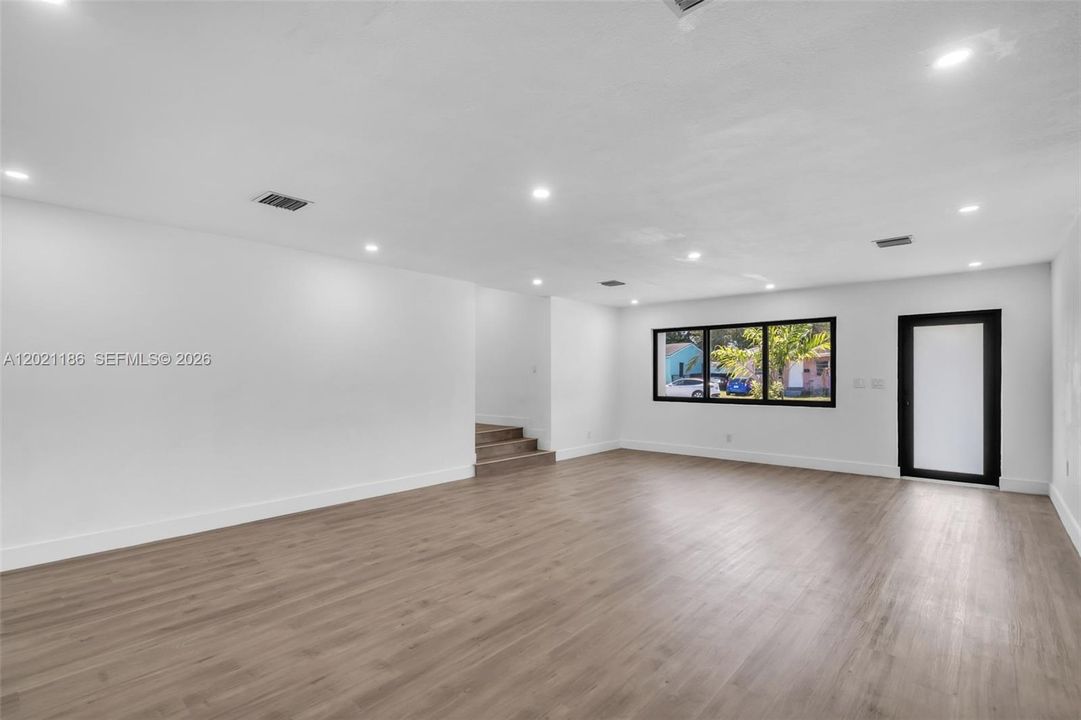 En Venta: $749,999 (5 camas, 3 baños, 1824 Pies cuadrados)