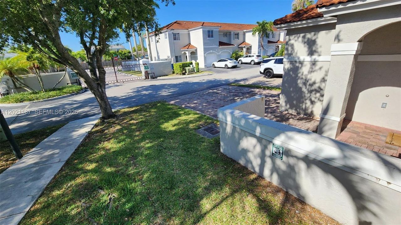 Под контрактом: $3,200 (3 спален, 2 ванн, 1558 Квадратных фут)