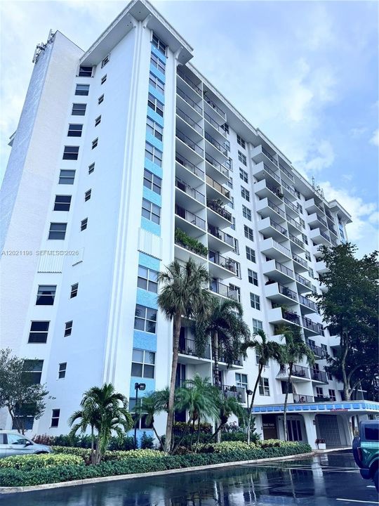 For Sale: $164,900 (1 beds, 1 baths, 775 Square Feet)