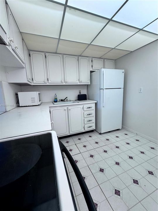 For Sale: $164,900 (1 beds, 1 baths, 775 Square Feet)