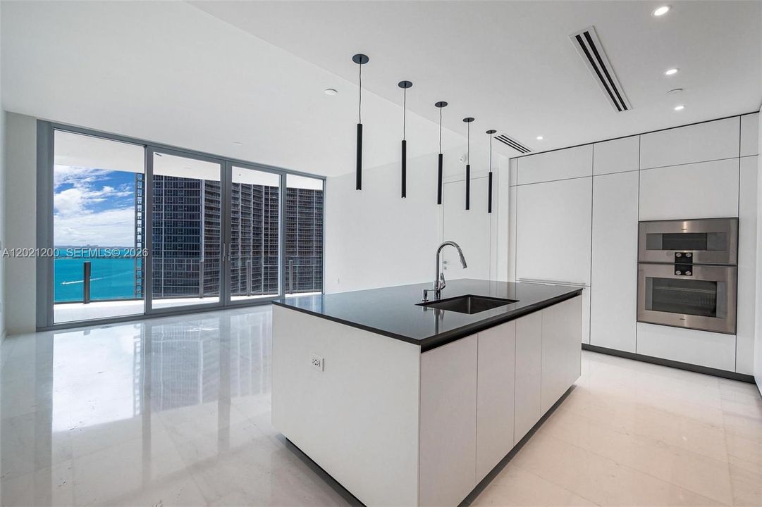 В аренду: $12,500 (2 спален, 2 ванн, 1203 Квадратных фут)