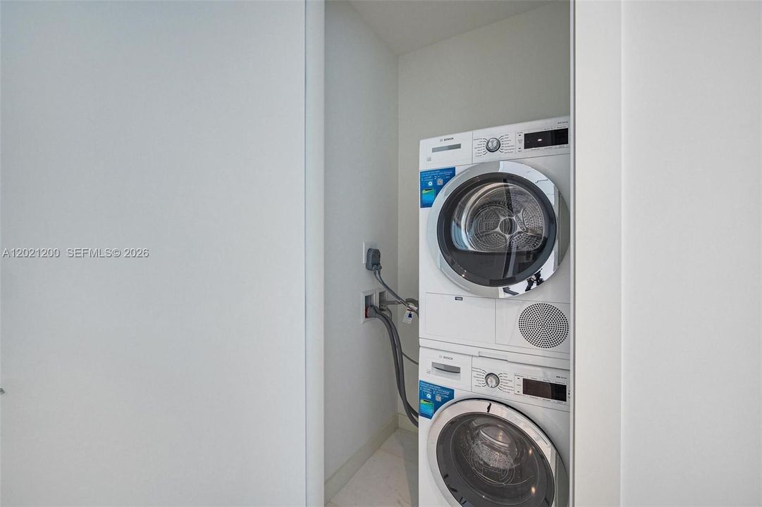 В аренду: $12,500 (2 спален, 2 ванн, 1203 Квадратных фут)