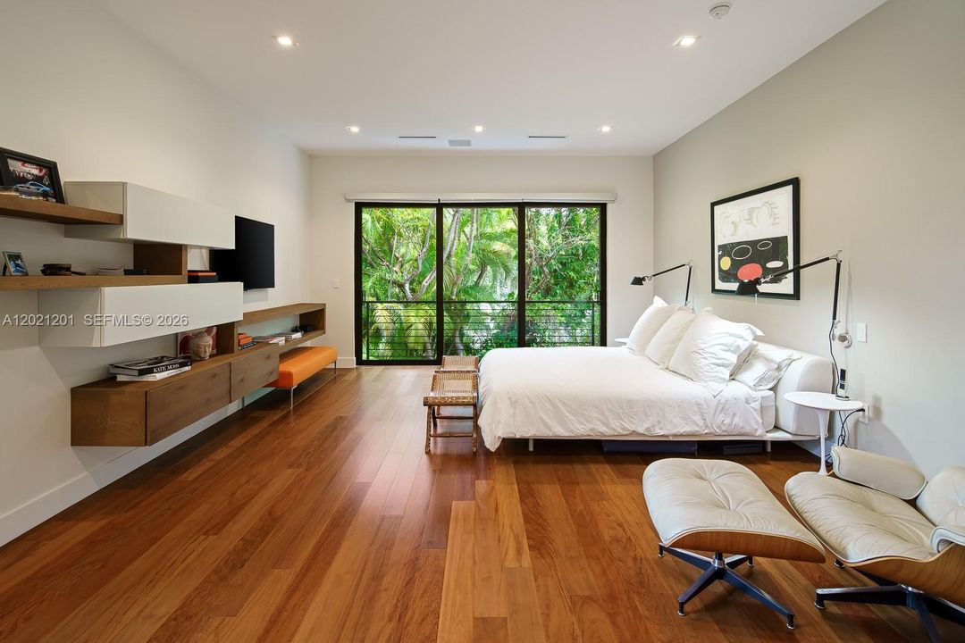 Wonderful master suite overlooks lush, tropical landscape