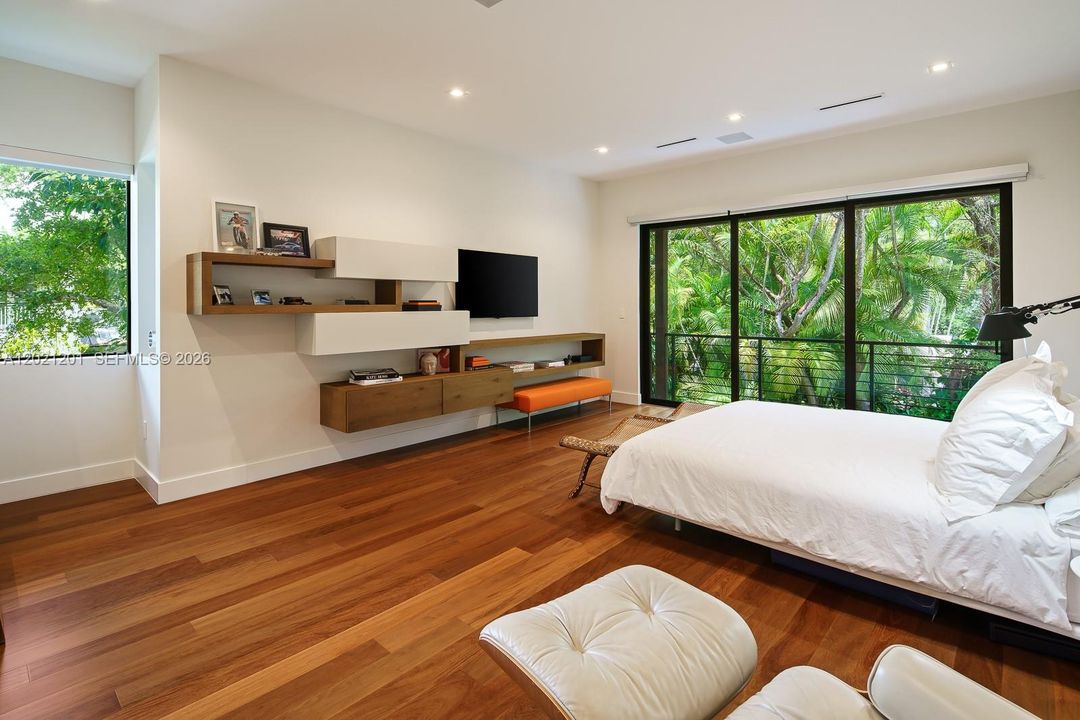 Upstairs primary bedroom