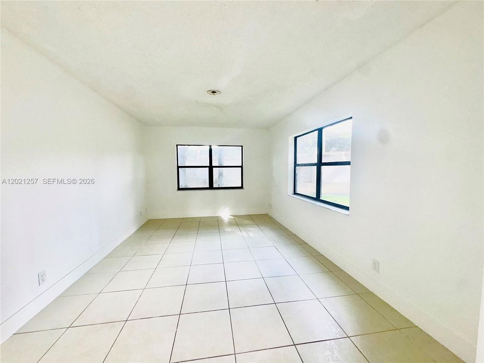 待售: $295,000 (2 贝兹, 2 浴室, 1036 平方英尺)