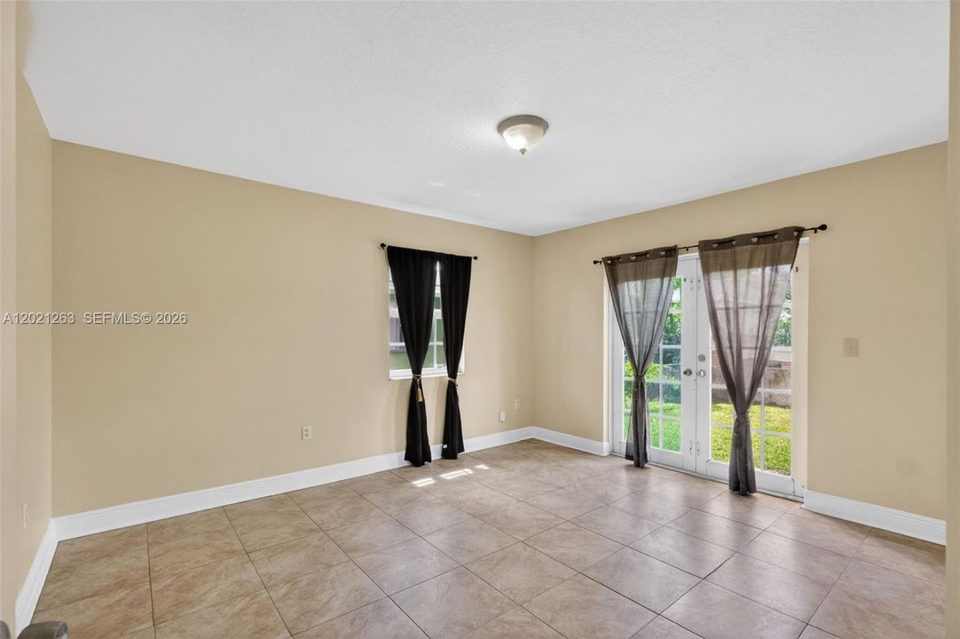 En Venta: $469,900 (4 camas, 2 baños, 1559 Pies cuadrados)