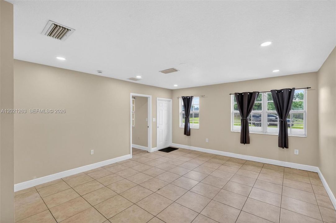 En Venta: $469,900 (4 camas, 2 baños, 1559 Pies cuadrados)