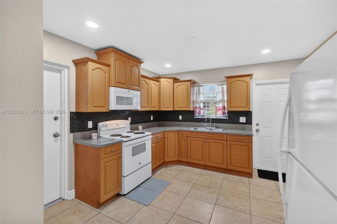 En Venta: $469,900 (4 camas, 2 baños, 1559 Pies cuadrados)