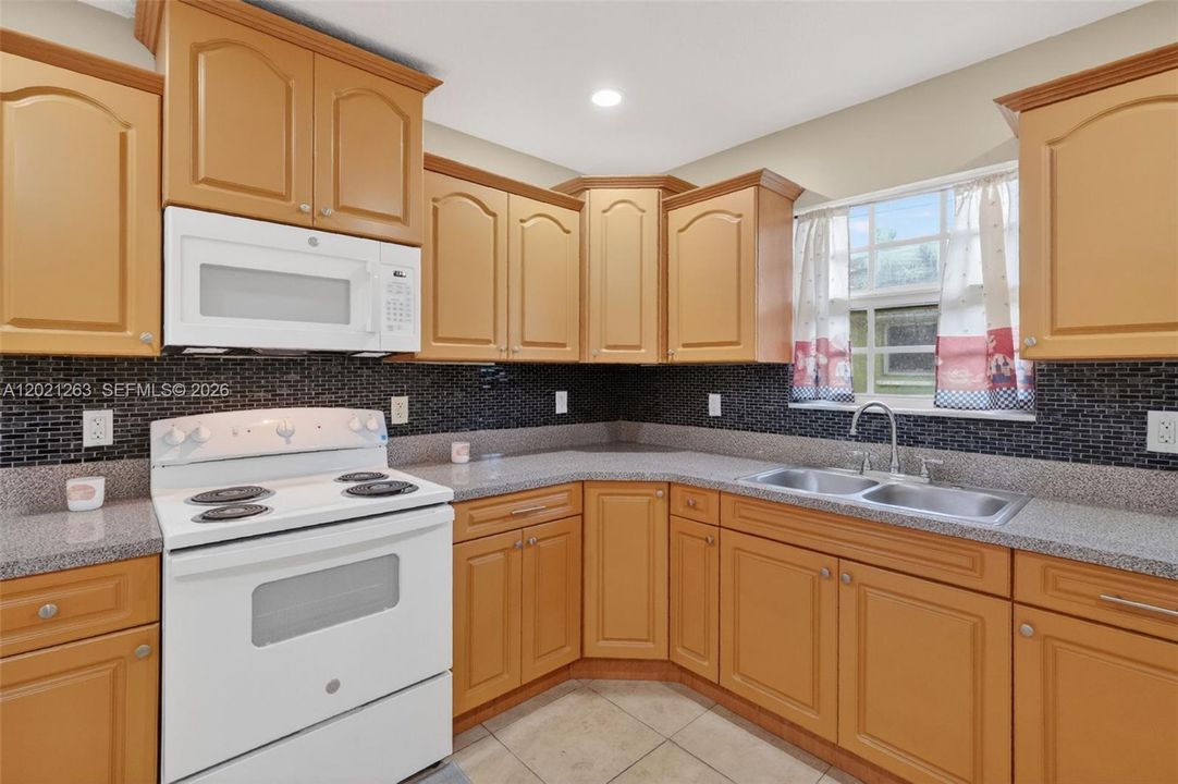En Venta: $469,900 (4 camas, 2 baños, 1559 Pies cuadrados)