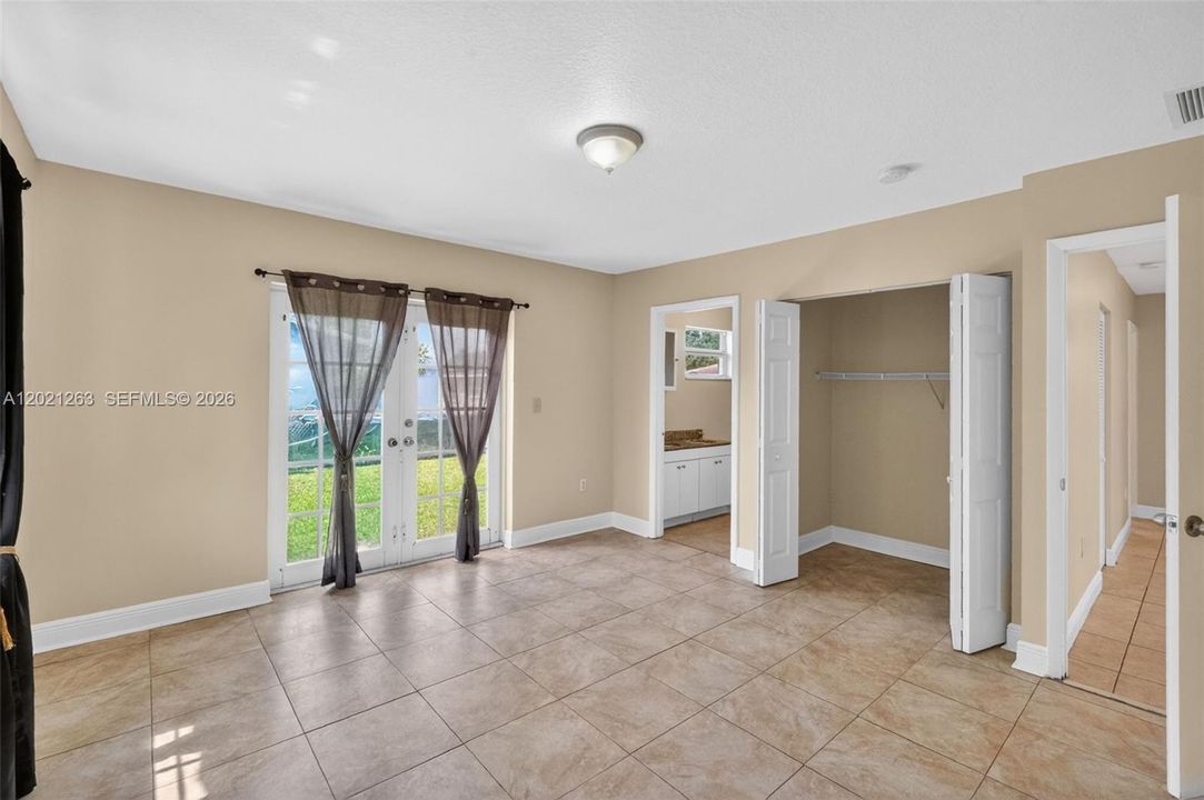 En Venta: $469,900 (4 camas, 2 baños, 1559 Pies cuadrados)