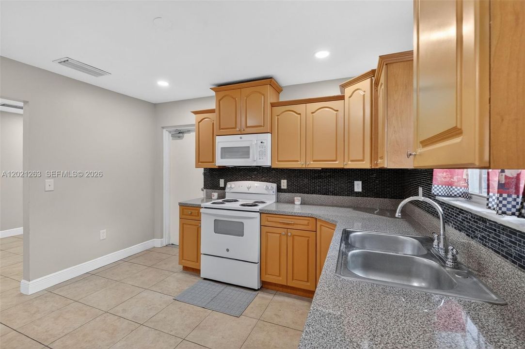 En Venta: $469,900 (4 camas, 2 baños, 1559 Pies cuadrados)