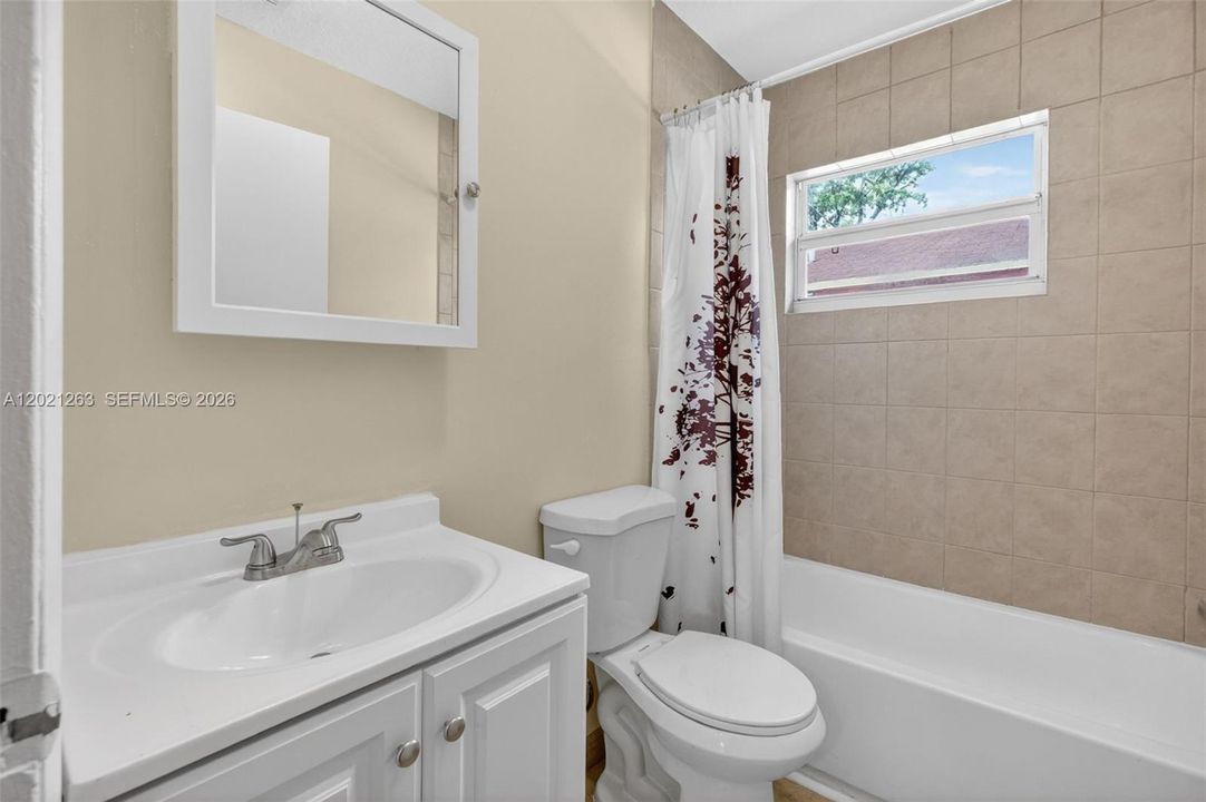 En Venta: $469,900 (4 camas, 2 baños, 1559 Pies cuadrados)