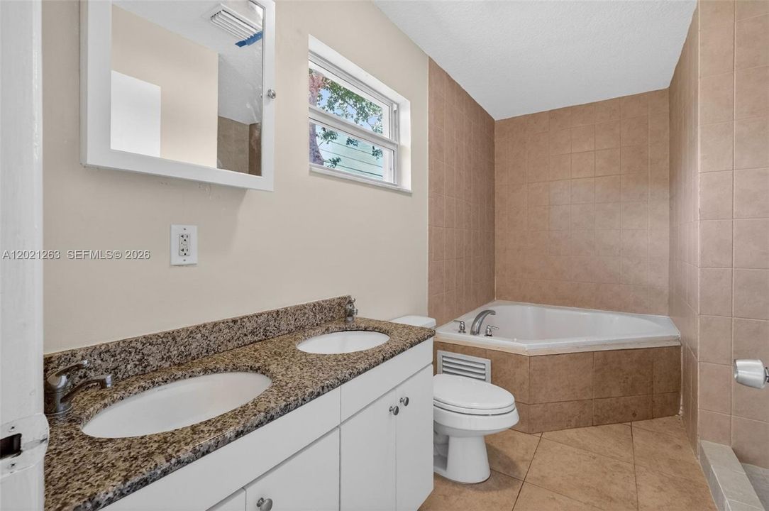 En Venta: $469,900 (4 camas, 2 baños, 1559 Pies cuadrados)