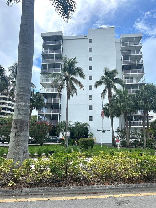 For Sale: $849,000 (2 beds, 2 baths, 1370 Square Feet)