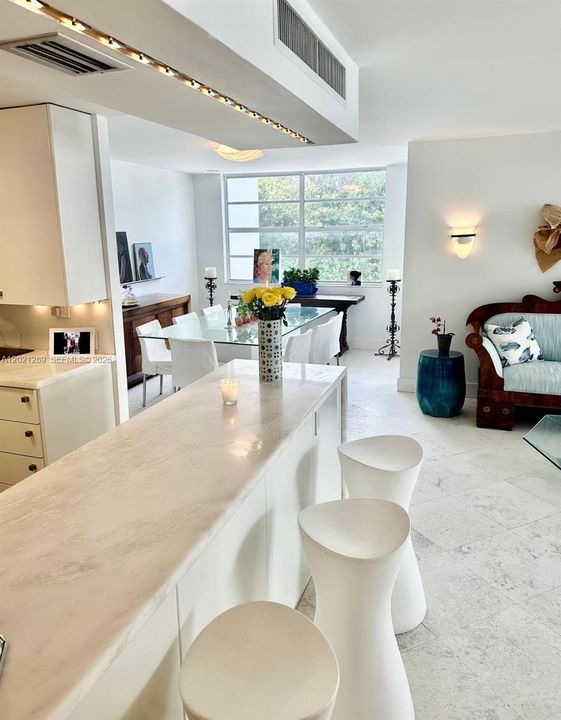 For Sale: $849,000 (2 beds, 2 baths, 1370 Square Feet)