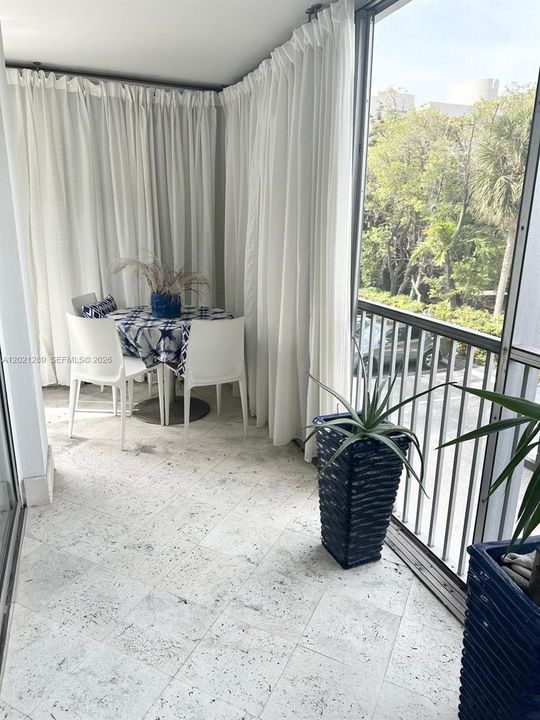 For Sale: $849,000 (2 beds, 2 baths, 1370 Square Feet)