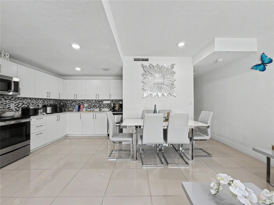 For Sale: $435,000 (4 beds, 3 baths, 1398 Square Feet)