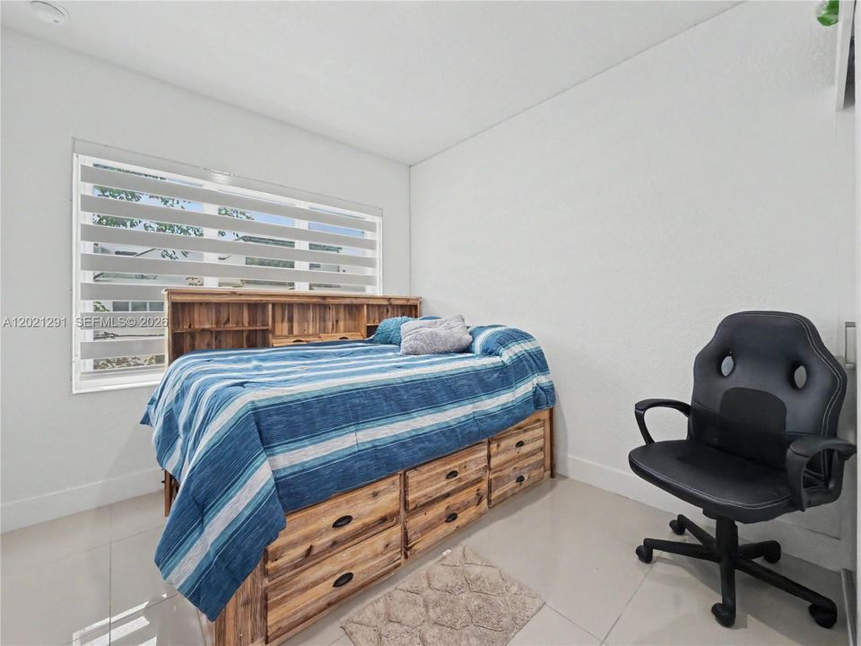 For Sale: $435,000 (4 beds, 3 baths, 1398 Square Feet)