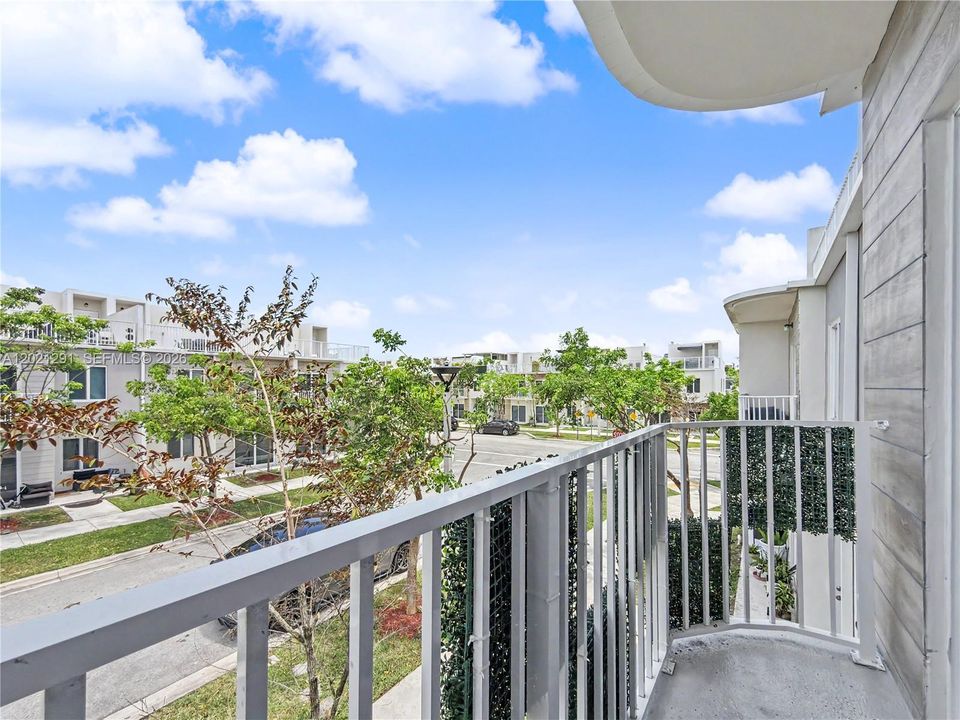 For Sale: $435,000 (4 beds, 3 baths, 1398 Square Feet)