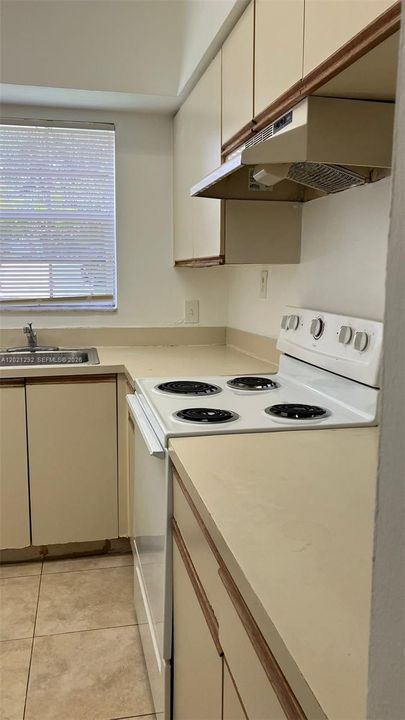 Active With Contract: $2,000 (2 beds, 2 baths, 807 Square Feet)