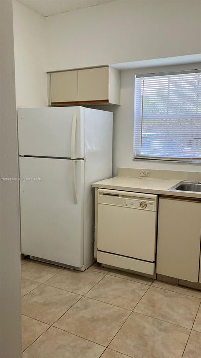 Active With Contract: $2,000 (2 beds, 2 baths, 807 Square Feet)