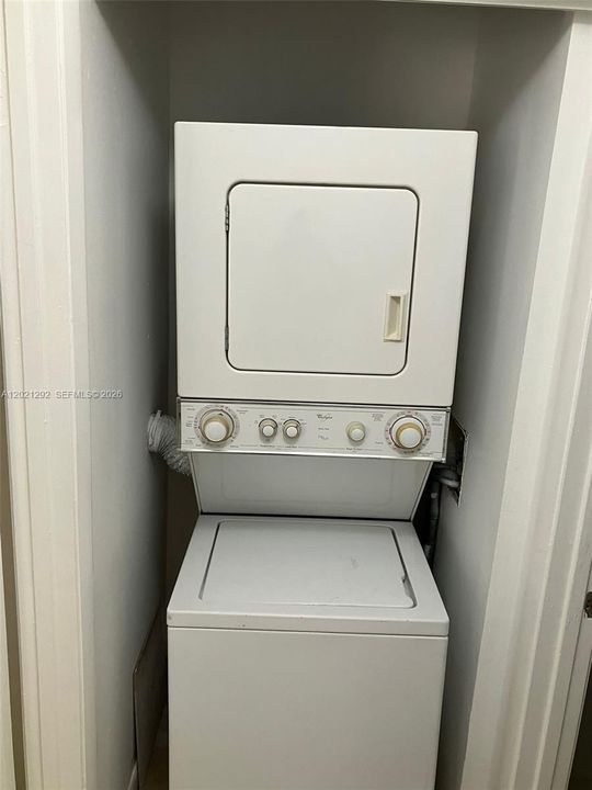 Active With Contract: $2,000 (2 beds, 2 baths, 807 Square Feet)