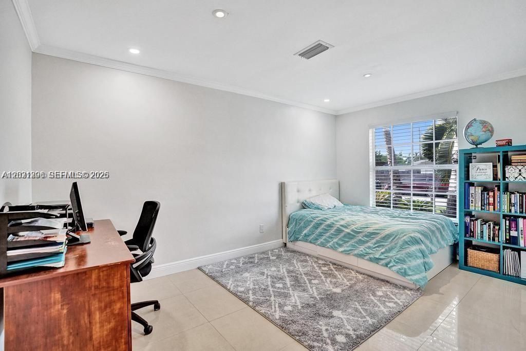 For Rent: $10,500 (5 beds, 4 baths, 3055 Square Feet)