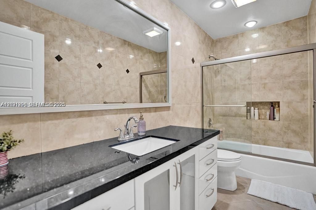 For Rent: $10,500 (5 beds, 4 baths, 3055 Square Feet)