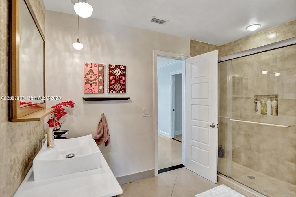 For Rent: $10,500 (5 beds, 4 baths, 3055 Square Feet)