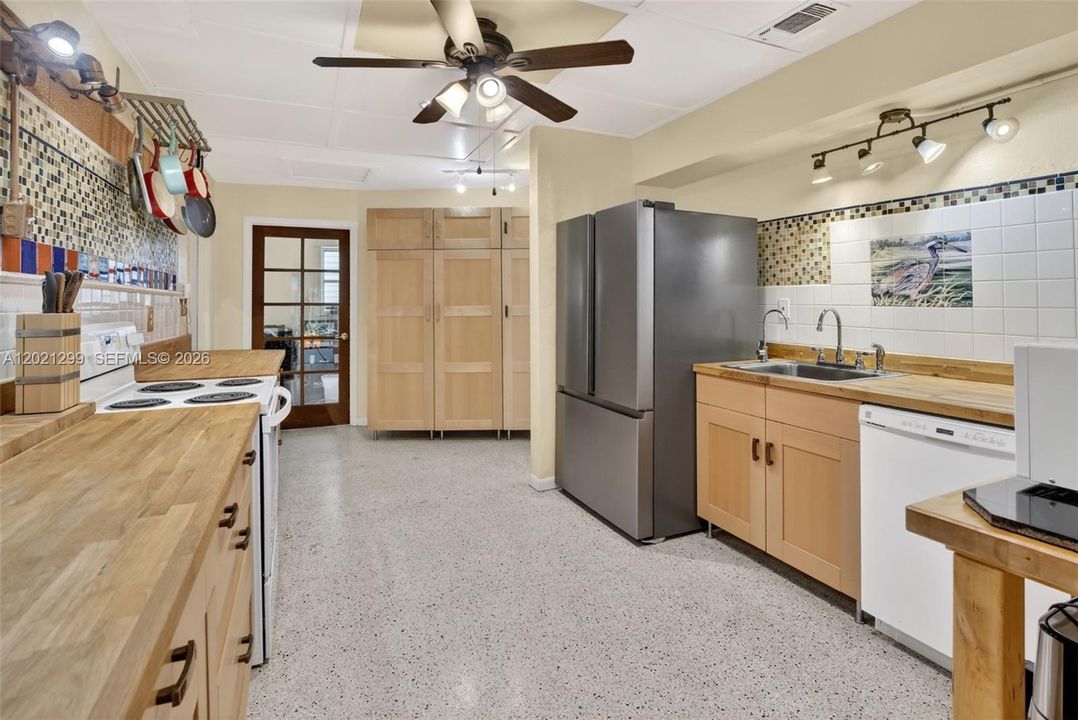 For Sale: $799,000 (4 beds, 2 baths, 2186 Square Feet)