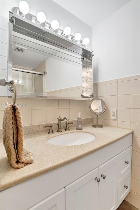 For Sale: $650,000 (2 beds, 2 baths, 1057 Square Feet)
