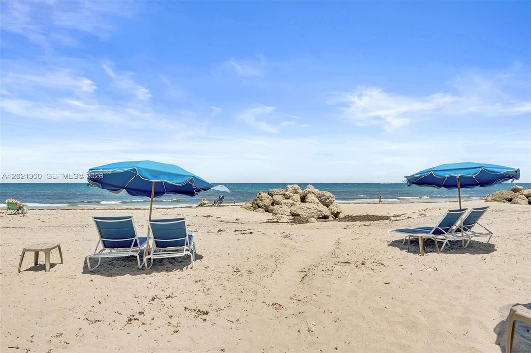 For Sale: $650,000 (2 beds, 2 baths, 1057 Square Feet)