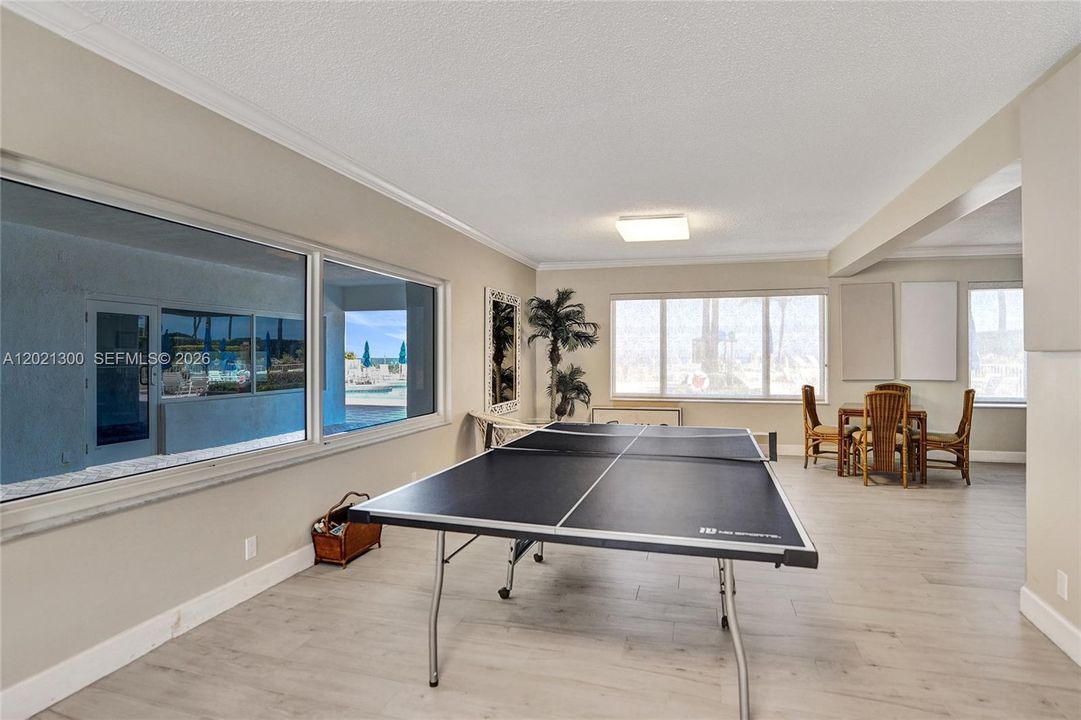 For Sale: $650,000 (2 beds, 2 baths, 1057 Square Feet)
