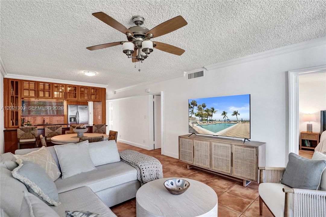 For Sale: $650,000 (2 beds, 2 baths, 1057 Square Feet)