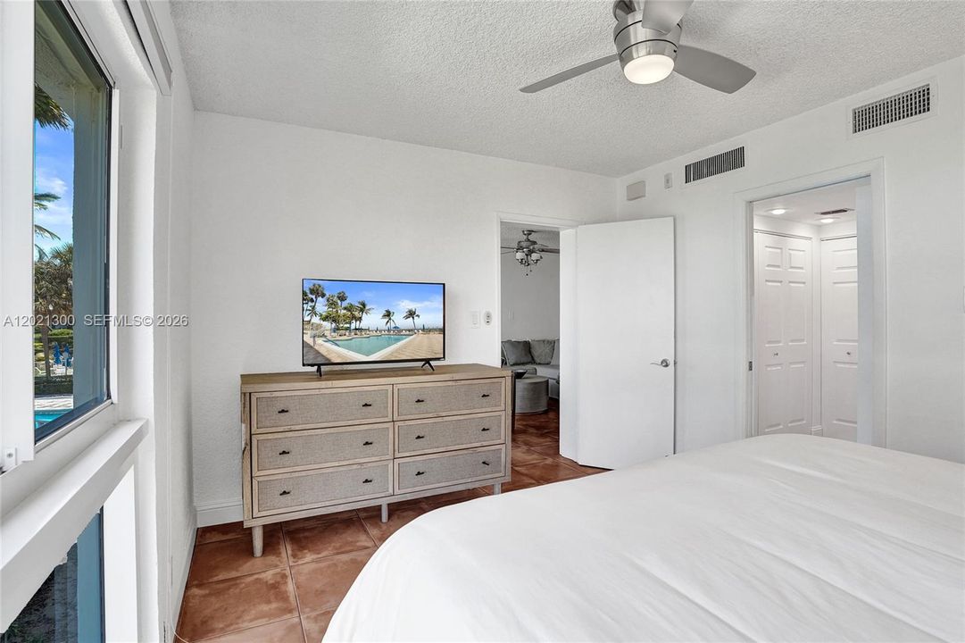 For Sale: $650,000 (2 beds, 2 baths, 1057 Square Feet)