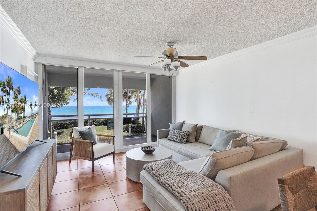 For Sale: $650,000 (2 beds, 2 baths, 1057 Square Feet)