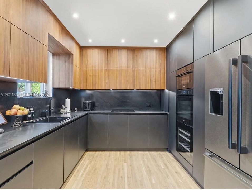 Recently Rented: $8,000 (3 beds, 2 baths, 1716 Square Feet)