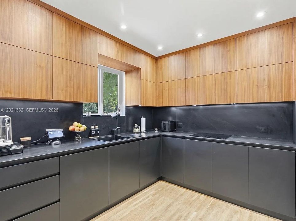 Recently Rented: $8,000 (3 beds, 2 baths, 1716 Square Feet)