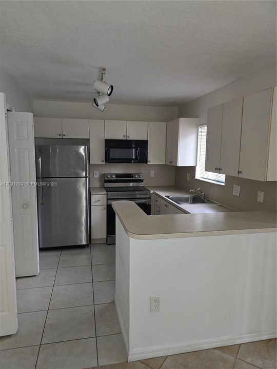 For Rent: $1,800 (3 beds, 2 baths, 1099 Square Feet)