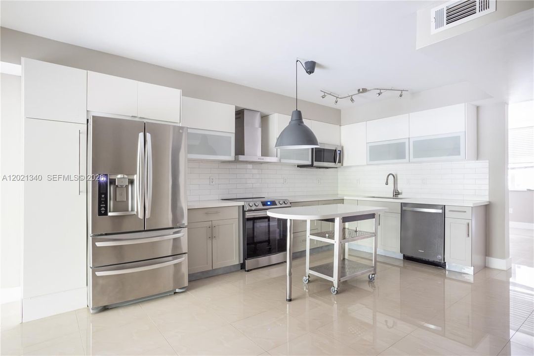 For Sale: $349,000 (2 beds, 2 baths, 1182 Square Feet)