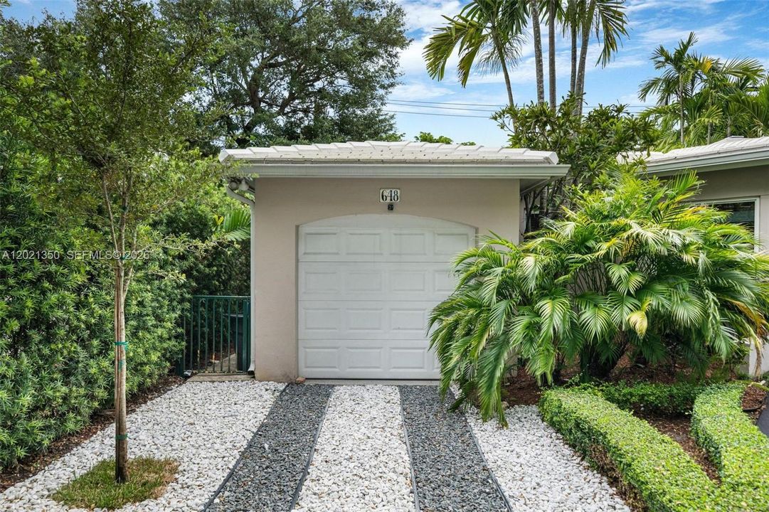 Garage is for storage only and does not fit a car.