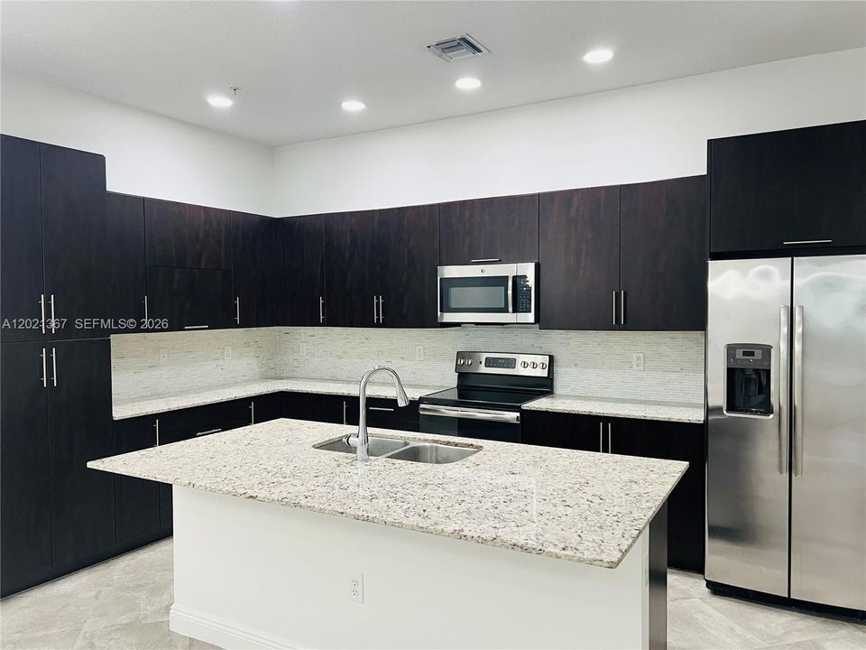 For Rent: $3,550 (3 beds, 2 baths, 1932 Square Feet)