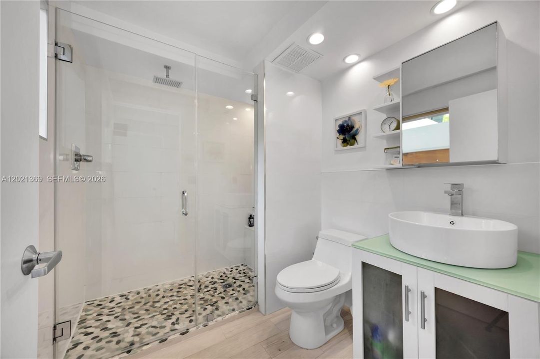 Vendido Recientemente: $965,000 (2 camas, 2 baños, 1275 Pies cuadrados)
