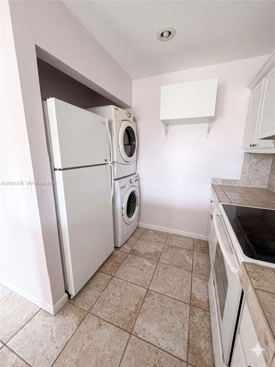 For Rent: $1,800 (2 beds, 1 baths, 760 Square Feet)