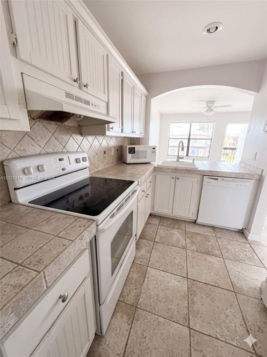 For Rent: $1,800 (2 beds, 1 baths, 760 Square Feet)
