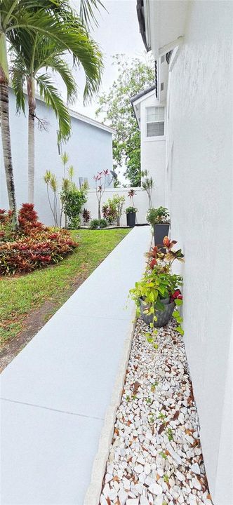 Active With Contract: $644,000 (3 beds, 3 baths, 1828 Square Feet)