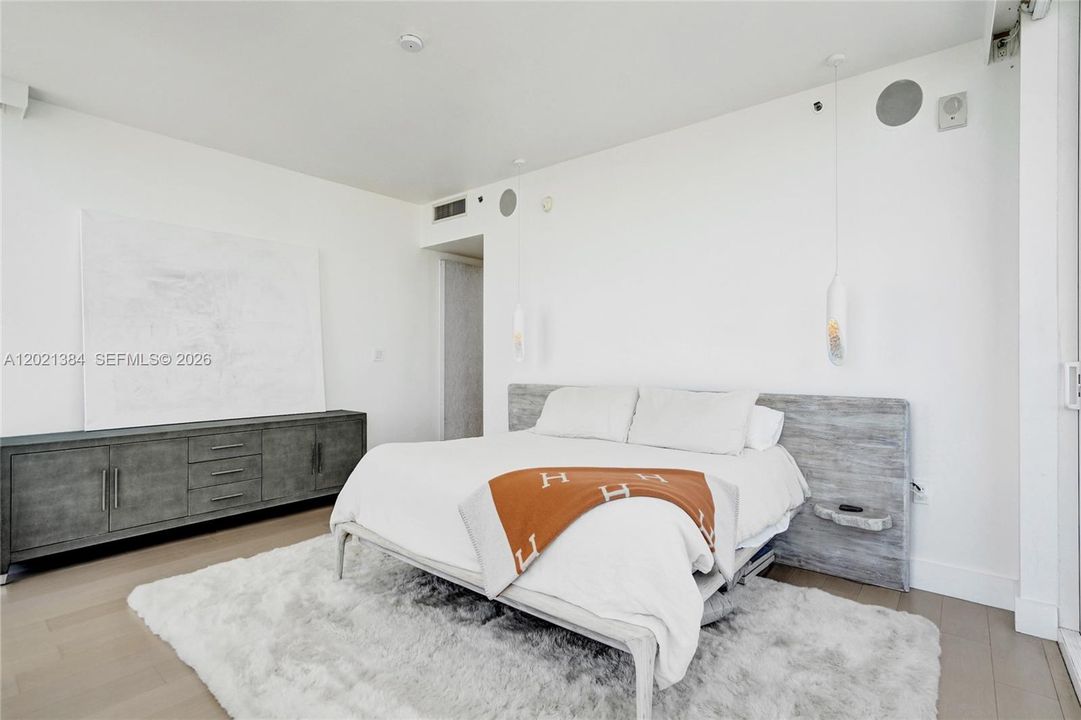 BRIGHT AND SPACIOUS MASTER BEDROOM!