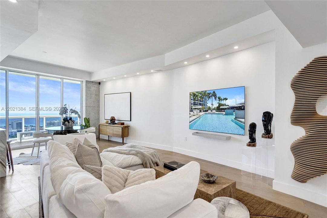 BRIGHT AND SPACIOUS LUXURY LIVING WITH A VIEW!