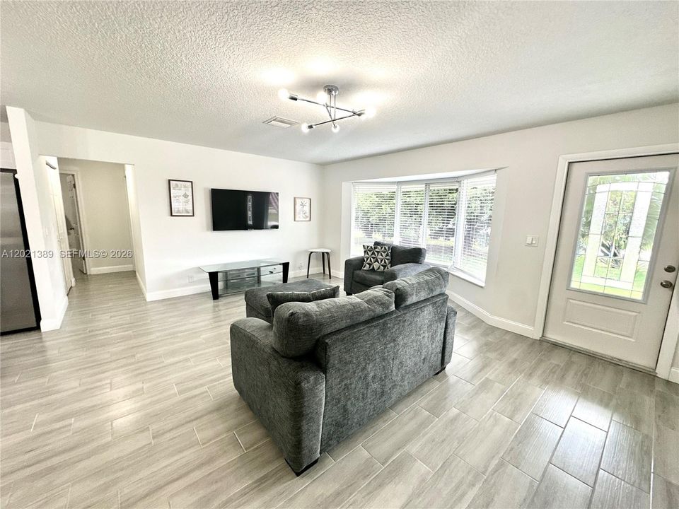 For Sale: $477,500 (3 beds, 2 baths, 1307 Square Feet)