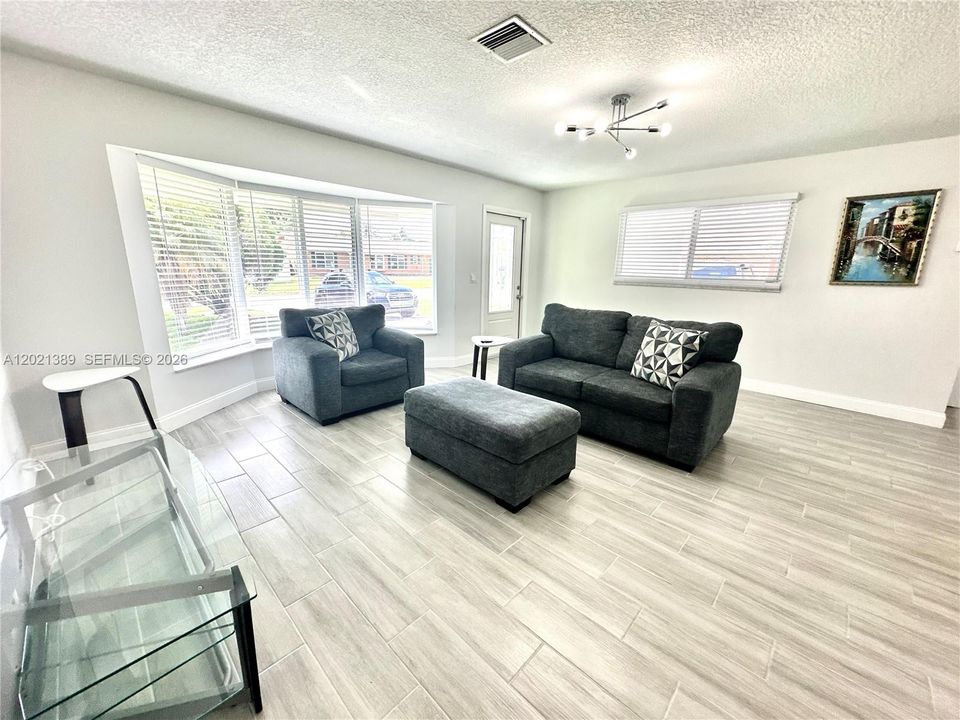 For Sale: $477,500 (3 beds, 2 baths, 1307 Square Feet)